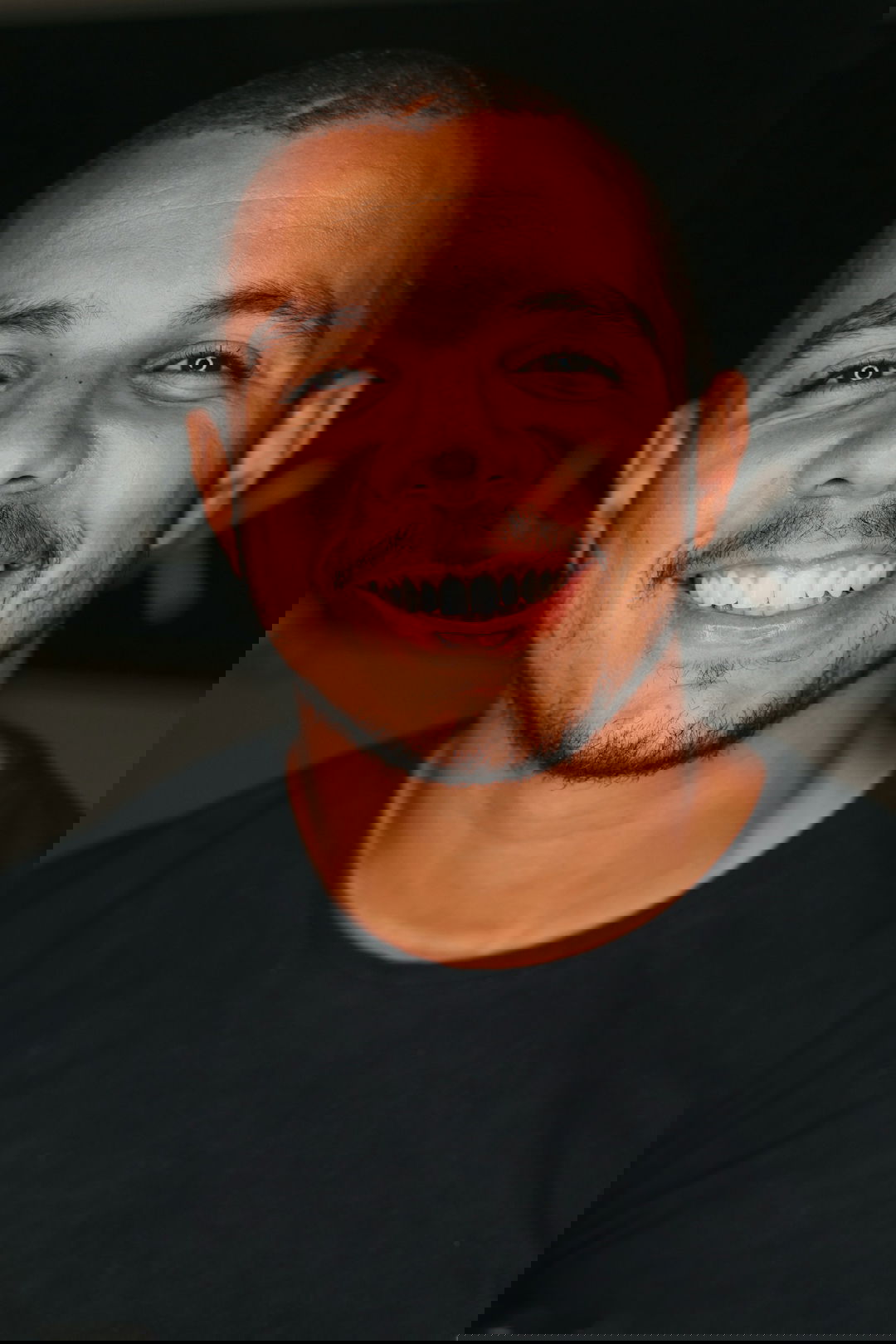 man in black crew neck shirt